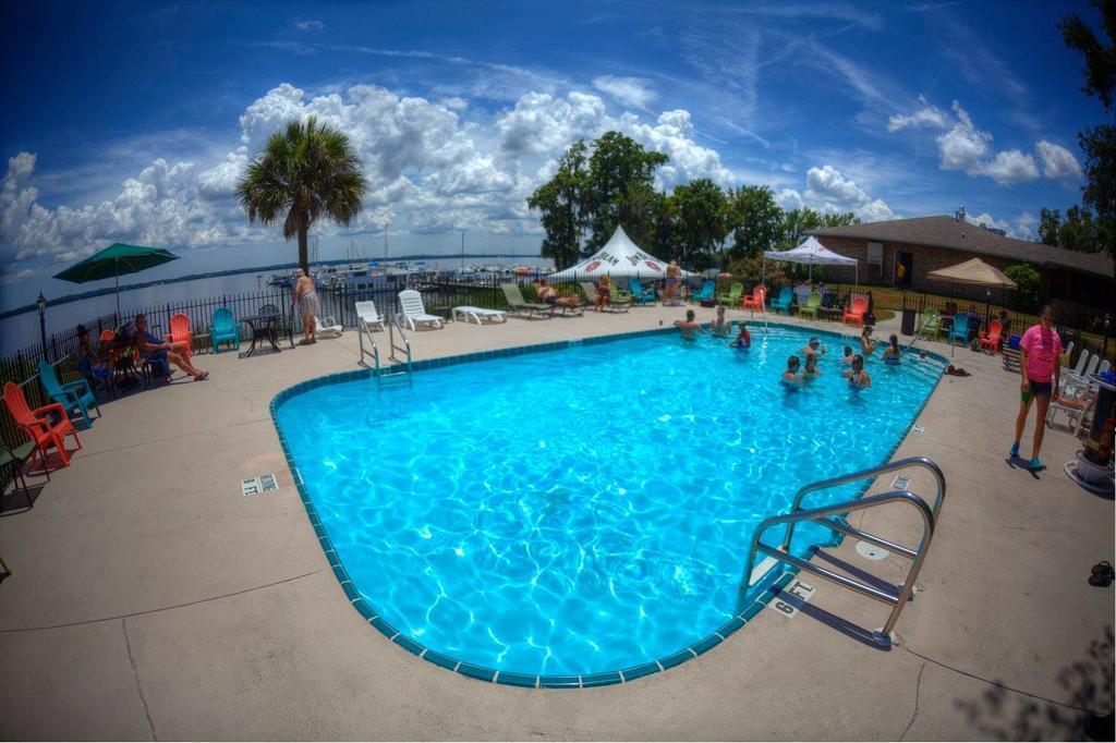Crystal Cove Riverfront Resort Palatka Exterior photo