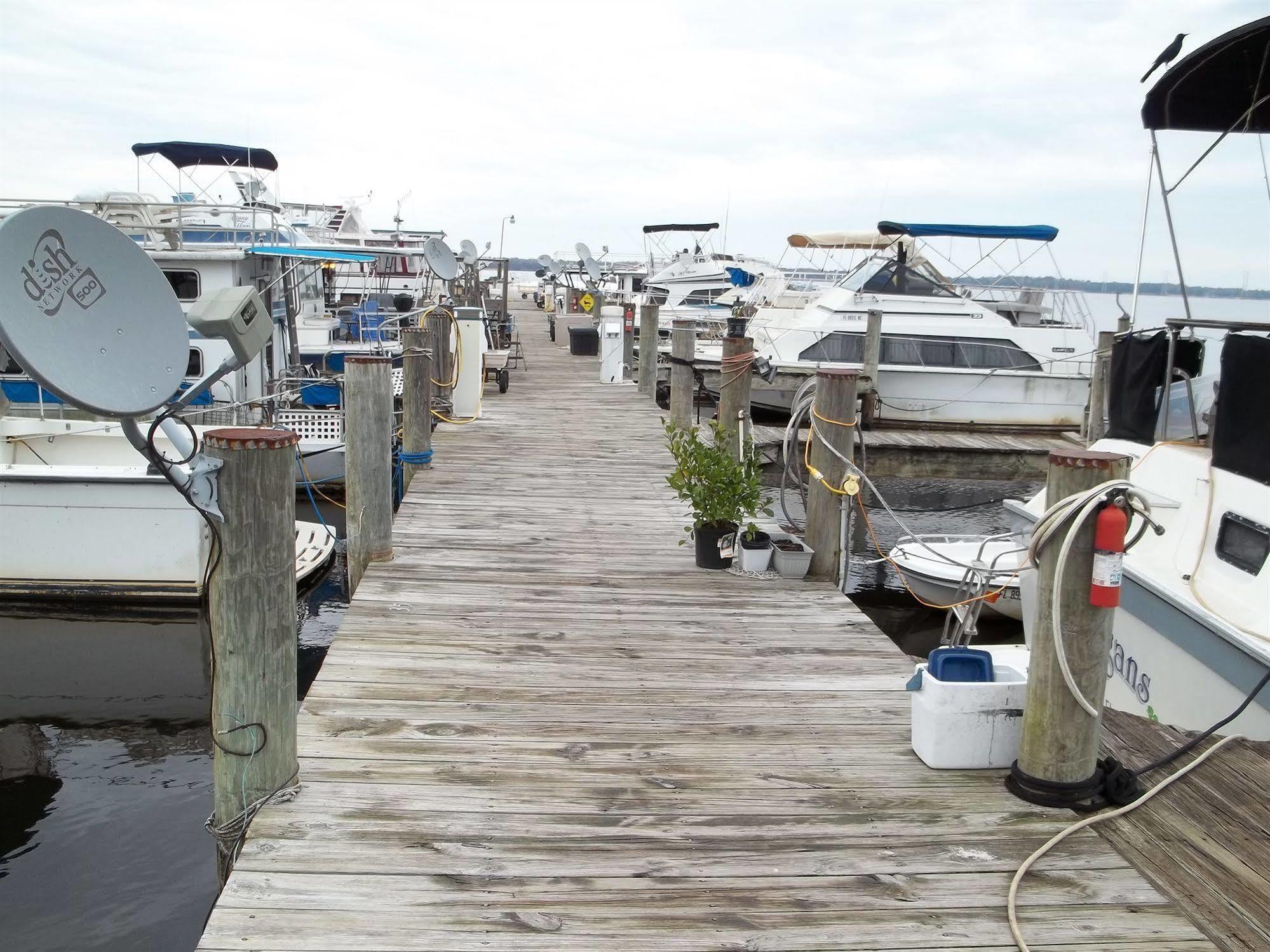 Crystal Cove Riverfront Resort Palatka Exterior photo